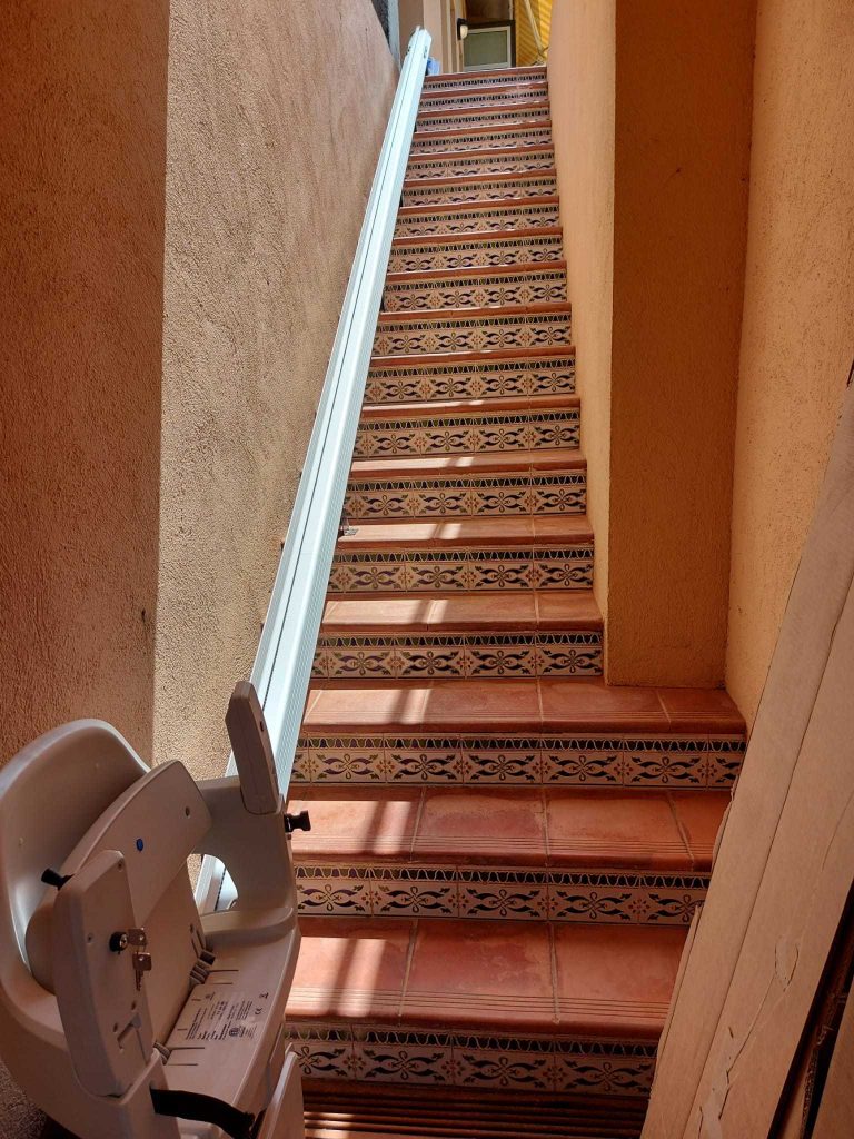 Instalación real de una silla salvaescaleras