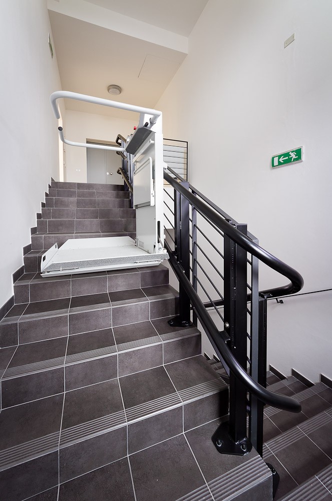 Plataforma Salvaescaleras en el acceso a una zona común de una counidad de vecinos