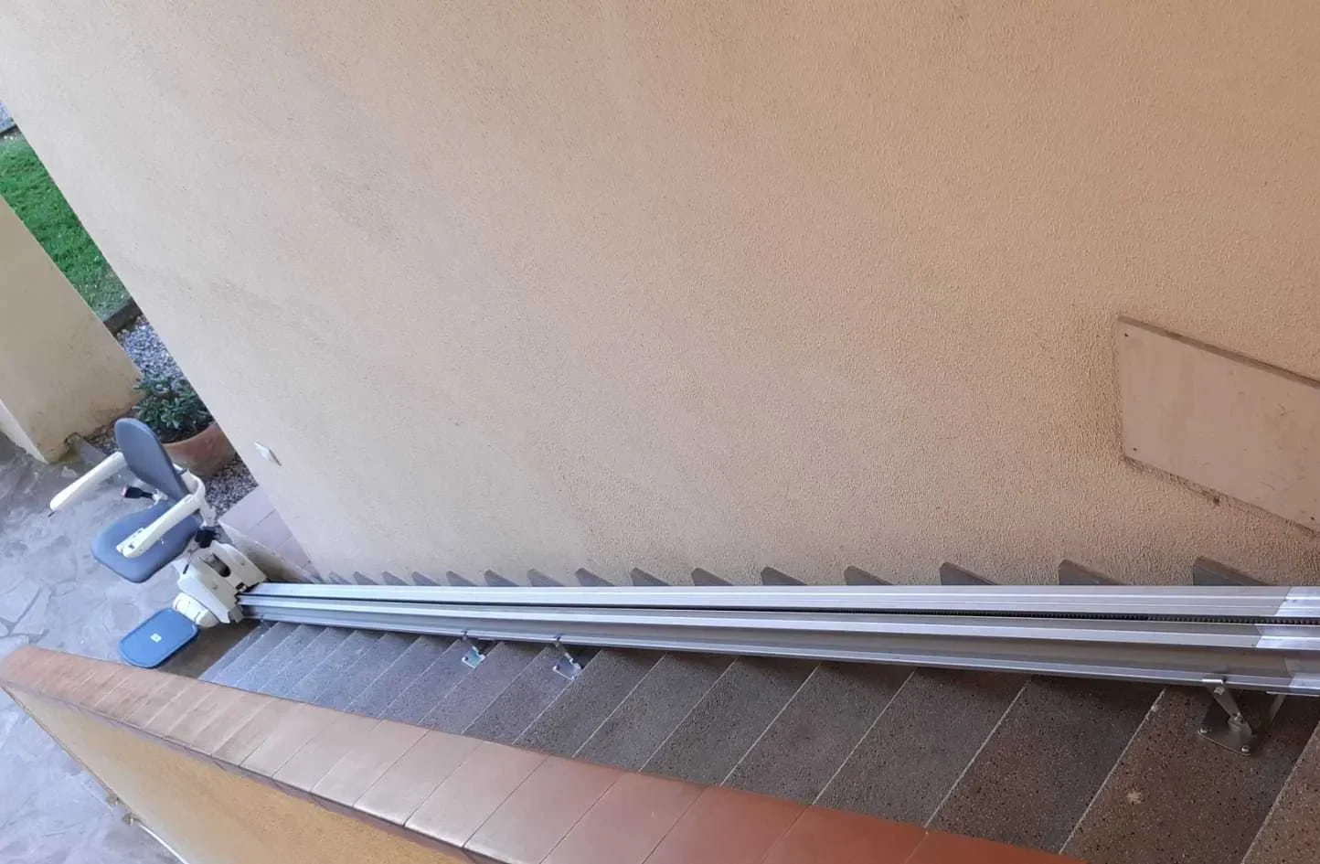 Historias reales sillas salvaescaleras. Silla exterior, instalada para acceder a una casa.