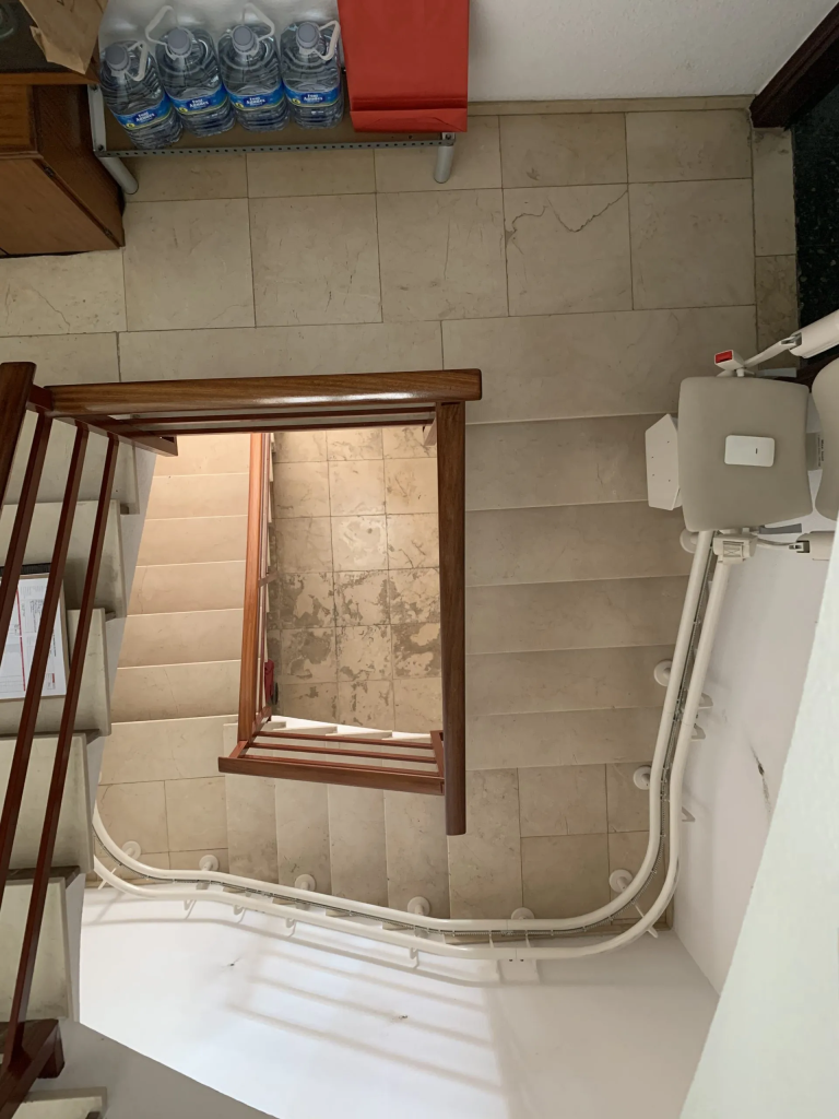 Instalación real de una silla salvaescaleras
