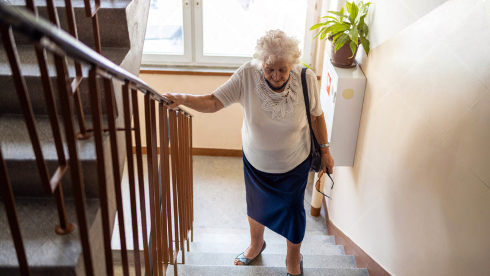Señora mayor subiendo escaleras